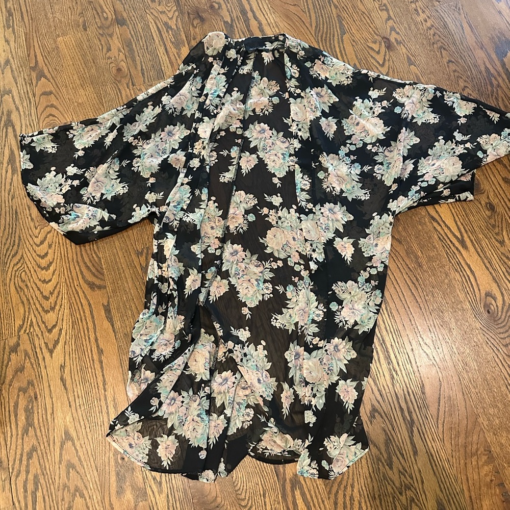 Honey Punch Floral kimono